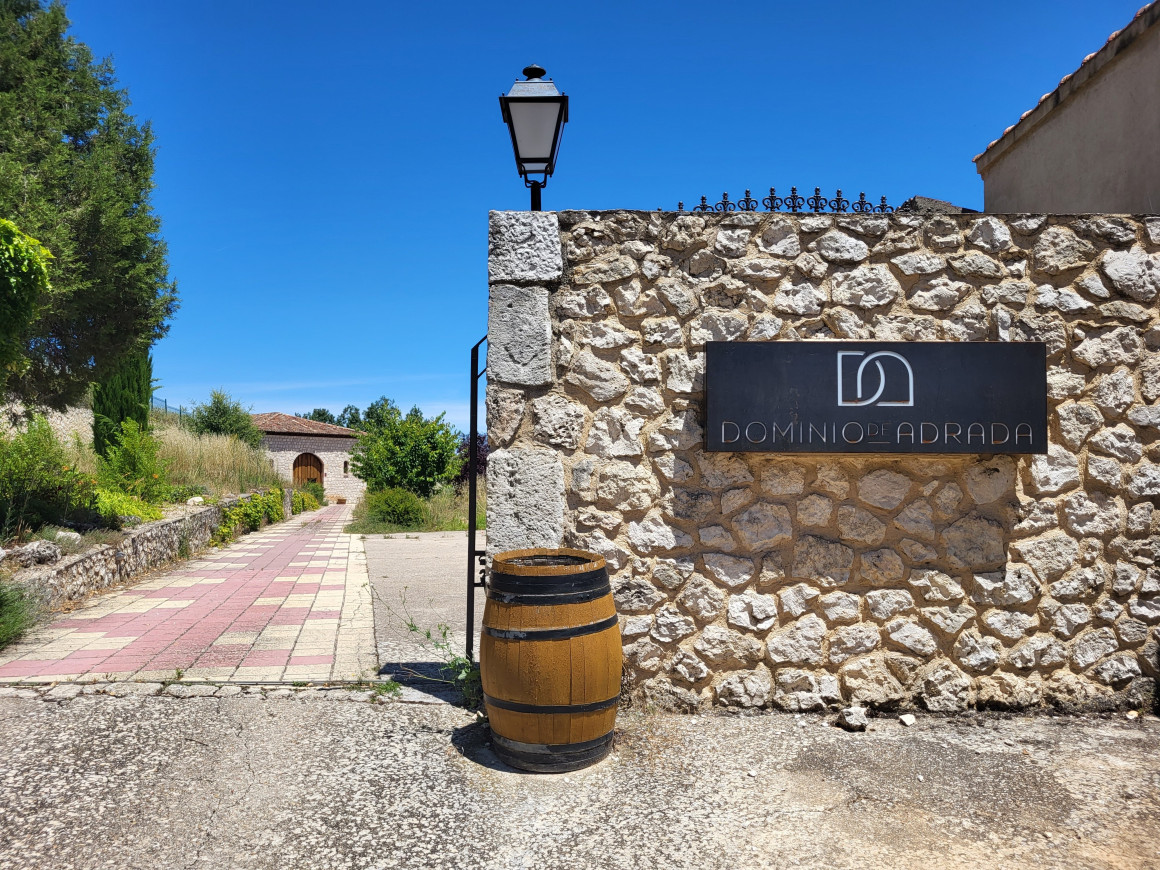 Entrada principal de la bodega